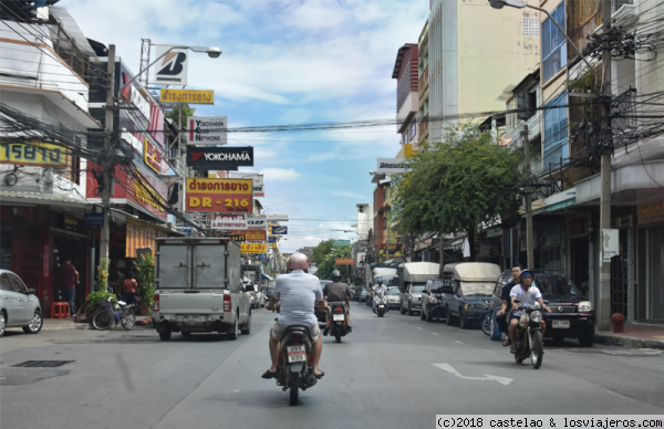 Calles de Bangkok de camino al Gran Templo
Calles de Bangkok de camino al Gran Templo
