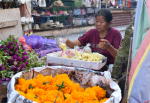 Montando ofrendas florales en el mercado de Ubud. Bali