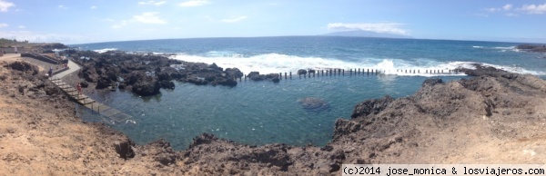 Piscina Natural Palacio de Isora
Fotografía tomada en 2014 en Tenerife.
Hotel Palacio de Isora. En la fotografía, se ve la piscina natural que construyó el hotel en la playa con un moro de contención para que choquen las olas y no entren dentro.
