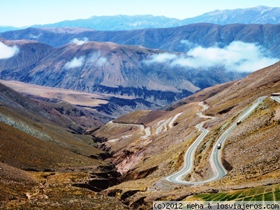 Subiendo la Cuesta de Lipán
La Cuesta de Lipán lleva desde Purmamarca (2300 m de altitud) a Salinas Grandes (a 4000 m de altitud), en la provincia de Jujuy. Es una sucesión de curvas que ascienden o descienden según el sentido, con unas maravillosas vistas
