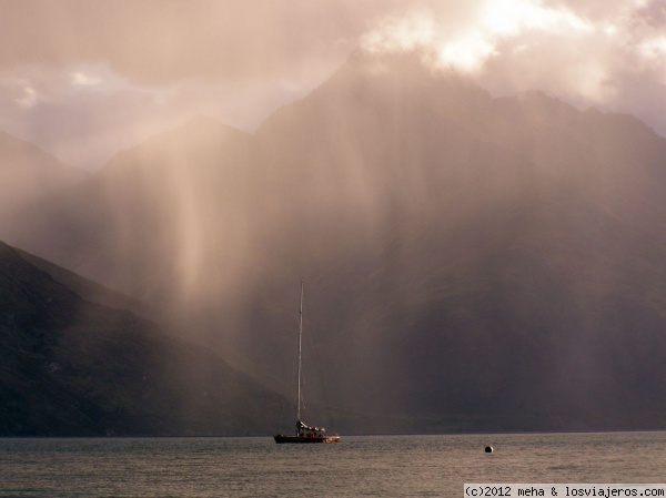 Entre la niebla del lago Wakatipu - Nueva Zelanda