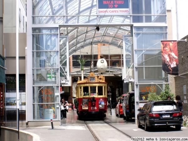 Tranvía saliendo del centro comercial
calle de Christchurch
