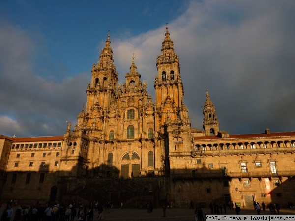 Catedral de Santiago de Compostela
con la luz del atardecer
Lugar de peregrinaje mundial, y fin de un bonito viaje: el Camino de Santiago
