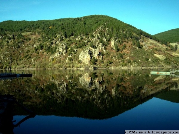 Espejo en el río Sil
Desde el embarcadero del catamarán que recorre el cañón del río Sil, provincia de Ourense
