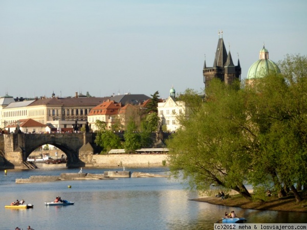 Praga: las barquitas sobre el río Moldava
Para relajarse en el río
