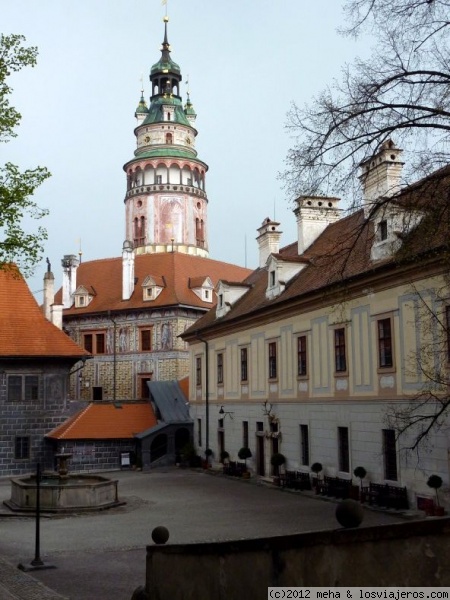 Cesky Krumlov: castillo
con su colorida torre
