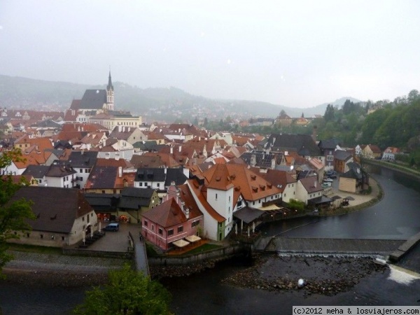 Cesky Krumlov: vista del meandro
pintoresco pueblo al sur de Chequia
