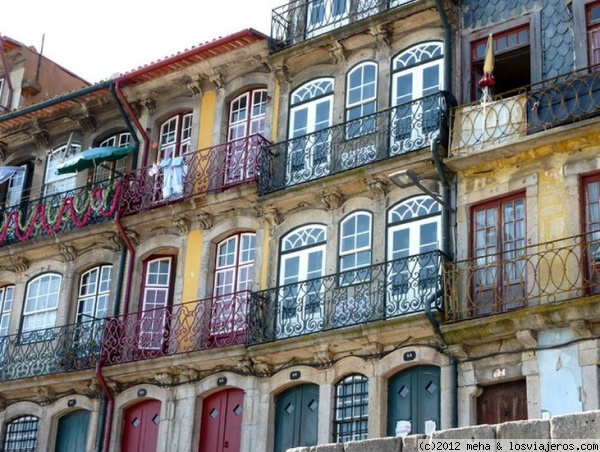Oporto: fachadas típicas
con sus balconcillos de forja
