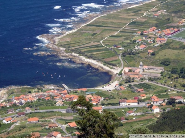 Vista del puerto de Oia desde la Sierra de la Groba
el pueblo, el monasterio, el puerto y la costa.
