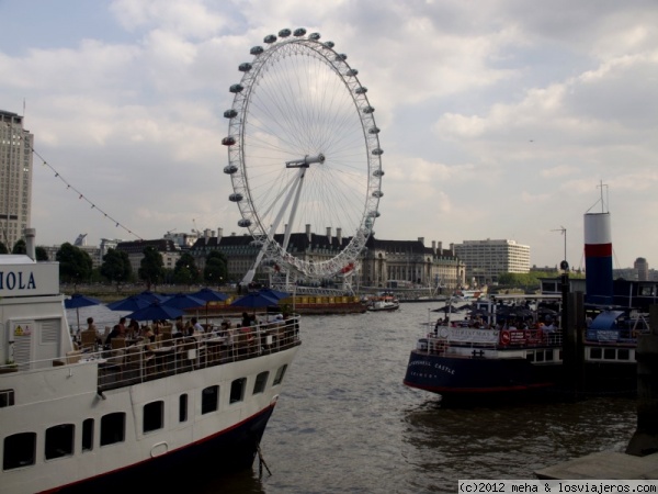 Paseo por el Támesis
barcos terraza, y el London Eye al fondo
