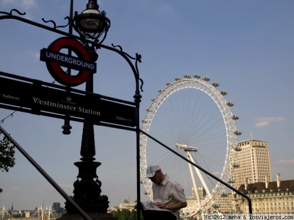 Leyendo con la noria al fondo
imagen de Londres
