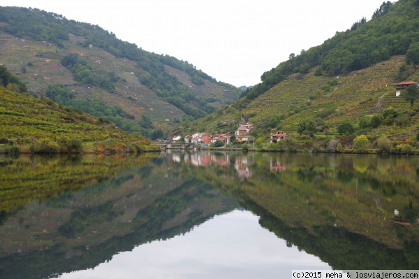 Navegando por el Miño
El embalse de Os Peares anegó unas cuantas aldeas de la Ribeira Sacra
