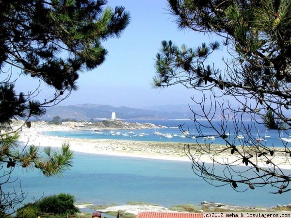 Playa en Cíes
Foto dedicada a Rohn (a nivel del mar)
Sin ir más lejos, en las islas Cíes (ría de Vigo), donde hay una playa calificada por una publicación extranjera como la playa más bonita del mundo.
