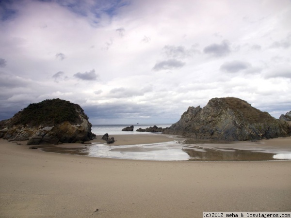 Playa de San Román - Vicedo - Lugo
una de las preciosas playas de la Mariña, con esculturas naturales de rocas sobre la arena
