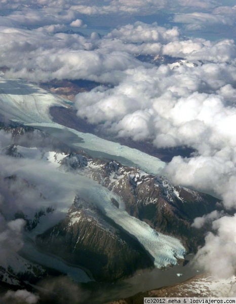 Volando sobre el Campo de Hielo Sur
lenguas glaciares descolgándose hacia montañas y lagos
