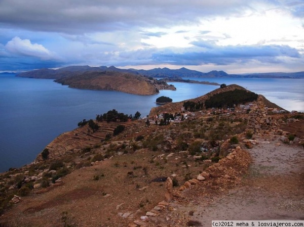 Vistas desde la isla del Sol en el lago Titicaca
Vistas desde lo alto de la isla del Sol en el lago Titicaca, zona boliviana
