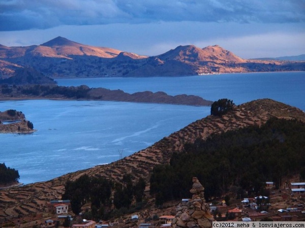 Isla del Sol en lago Titicaca
Vistas desde lo alto de la isla del Sol en el lago Titicaca, zona boliviana
