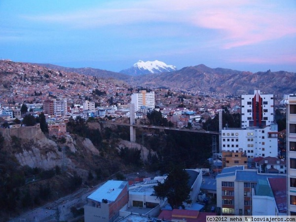 Vista de la ciudad de La Paz, capital de Bolivia
La Paz, ciudad de contrastes, con el gigante Illimani al fondo
