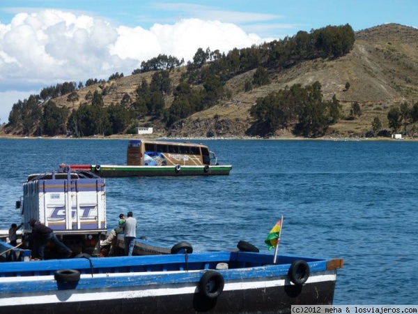 Navegación en autobús
Cruce del estrecho de Tiquina, para llegar a Copacabana, a orillas del lago Titicaca. No hay puente, hay que navegar

