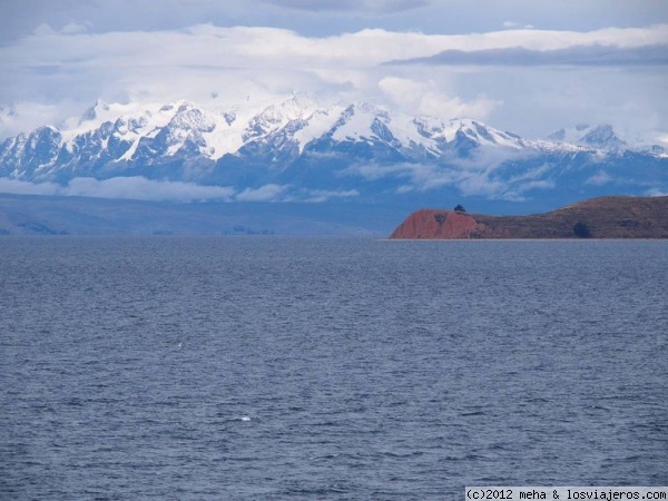 La Cordillera Real al fondo del lago Titicaca
Vistas de la Cordillera Real de los Andes, en Bolivia, desde el lago Titicaca
