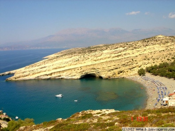 Creta: Matala
Los agujeros que se ven en la roca del acantilado son cuevas donde se instalaron hippys en los años 60 (Bob Dylan entre ellos)
