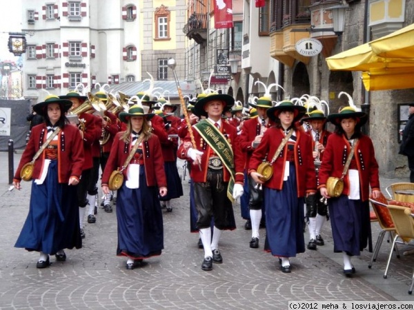 Desfile de Pascua en Inssbruck
Van un poco serios
