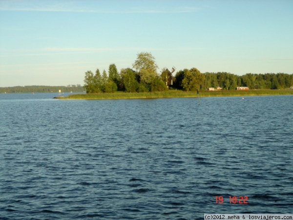 Región de los Lagos
La Región de los Lagos de Finlandia está formada por bosques y cientos de lagos, en un entorno muy llano, sin apenas relieve
