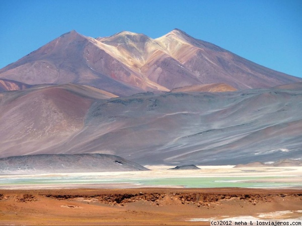 Laguna de Aguas Calientes
En la puna de Atacama, hacia el paso de Sico en dirección a Argentina, al pie de los Andes. Aquí no llega casi nadie
