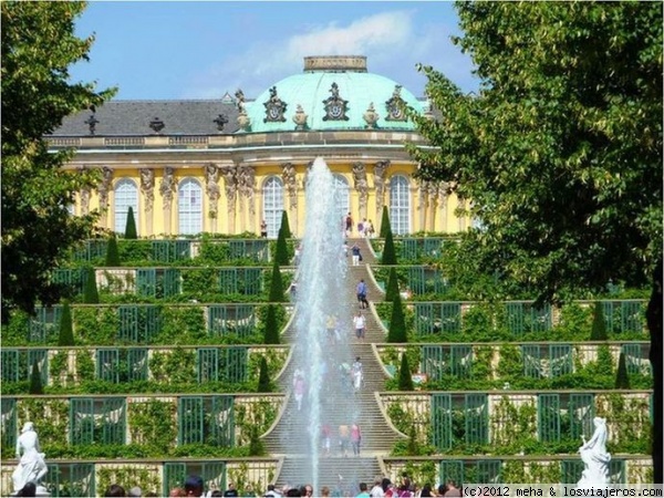 Palacio Sanssouci Potsdam
Palacio con jardines y fuentes en Potsdam, pueblo en los alrededores de Berlín.
