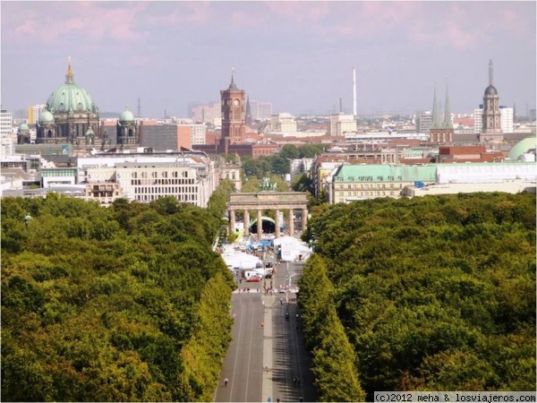 Vista de Berlín desde Tiergarten
Puerta de Brandenburgo, cúpula de la Catedral, etc
