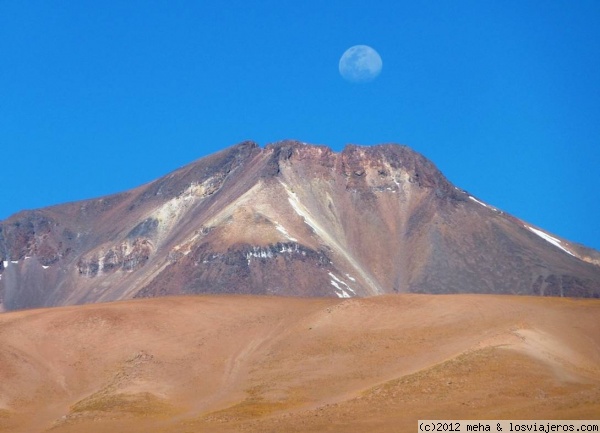 Luna llena sobre un volcán de los Andes
En Atacama
