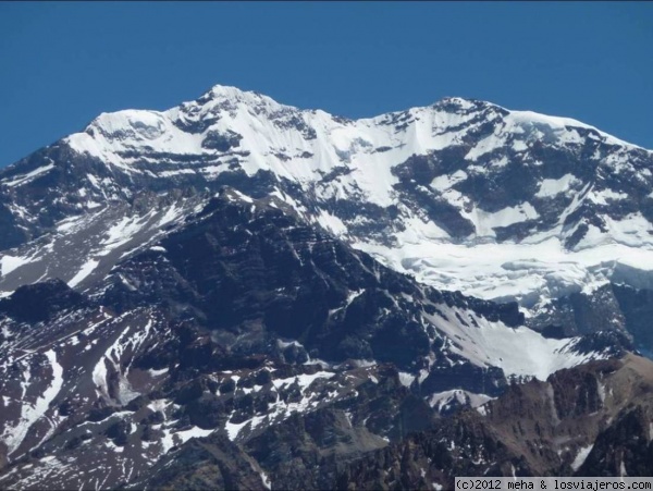 Cumbre del Aconcagua
Se divisan los 2 picos y el glaciar superior.
El centinela de piedra. La montaña más alta del mundo fuera del Himalaya. Casi 7000 m.
