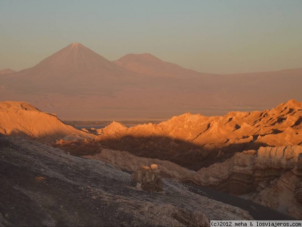 Valle de la Luna Atacama
Atardecer en el Valle de la Luna. Al fondo, la Cordillera de los Andes, destacando la silueta cónica del volcán Licancabur
