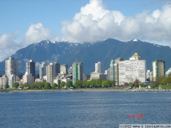 Vancouver
Ciudad con playa y montaña. Por la mañana puedes ir a esquiar y por la tarde bañarte en la playa
