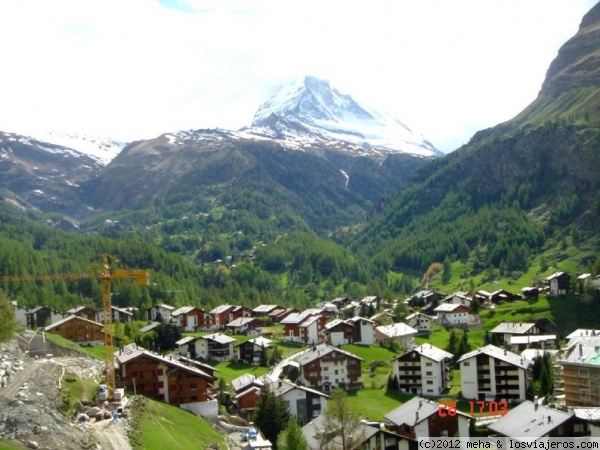 Zermatt
Dicen que Suiza es perfecta, el país acabado, que no tiene grúas. Pues aquí la demostración de que también hay grúas en Suiza, en plenos Alpes. Al fondo, el monte Cervino
