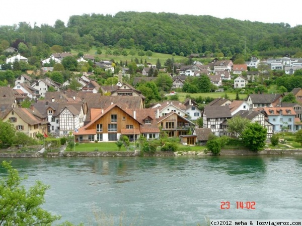 Pueblecito suizo a orillas del Rhin
arquitectura típica suiza
