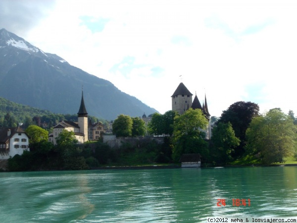 Lago Thun
paseo por el lago, rodeado de montañas, y con un intenso color verde en algunas zonas
