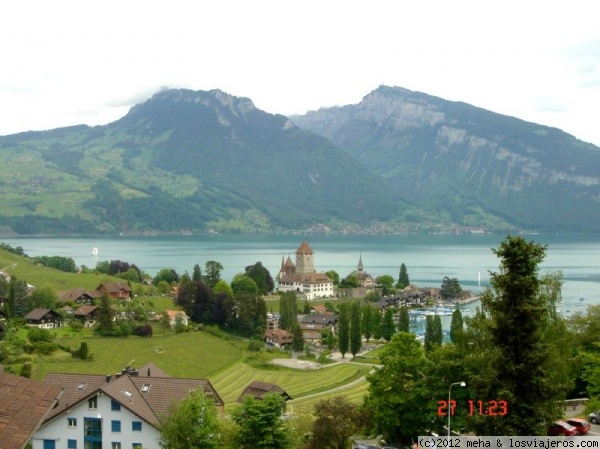 Pueblo suizo a orillas de un lago
mi memoria ya no recuerda el nombre de este sitio
