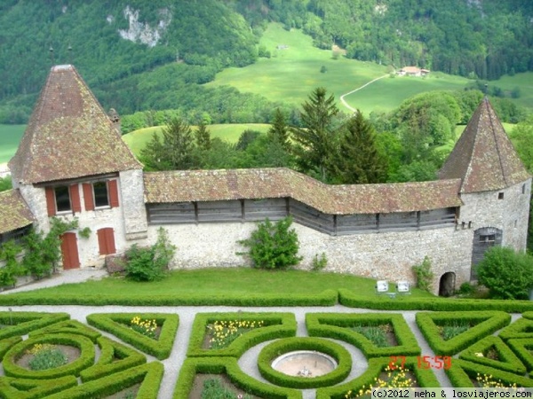 Castillo de Gruyeres
en medio de un entorno verdísimo
