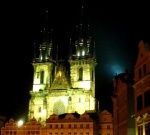 Praga: Imagen nocturna de Nuestra señora ante Tyn