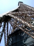 Mirando a lo alto de la Torre Eiffel de París