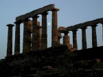 La luna entre las columnas del Templo de Poseidón