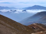 Espectáculo de nubes entre montañas de camino a Iruya