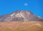 Luna llena sobre un volcán de los Andes
