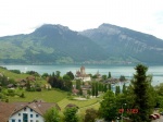 Pueblo suizo a orillas de un lago