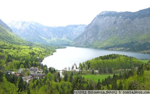 Lago de Bohinj (Los Alpes Julianos)
Lago de Bohinj (Eslovenia) en primavera.
