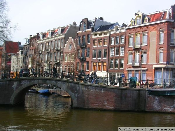 Canal de Amsterdam
Canales de Amstardam con las tipicas casas
