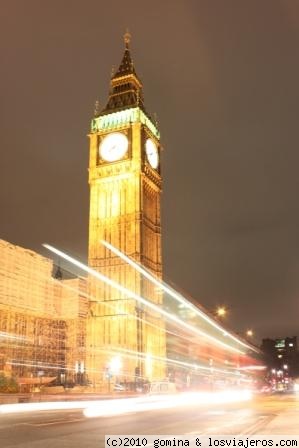 Las luces del BigBen
El BigBen en una noche de noviembre. Se puede apreciar las luces fugaces del tipico autobus de Londres.
