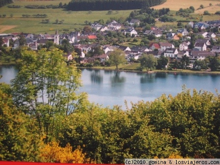 las casas del lago
pueblo junto a los Vulkaneifel en Alemania, son antiguos crateres que estan inundados y crean fantasticos escenarios
