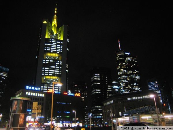 Frankfurt de noche
Foto nocturna de los rascacielos de Frankfurt
